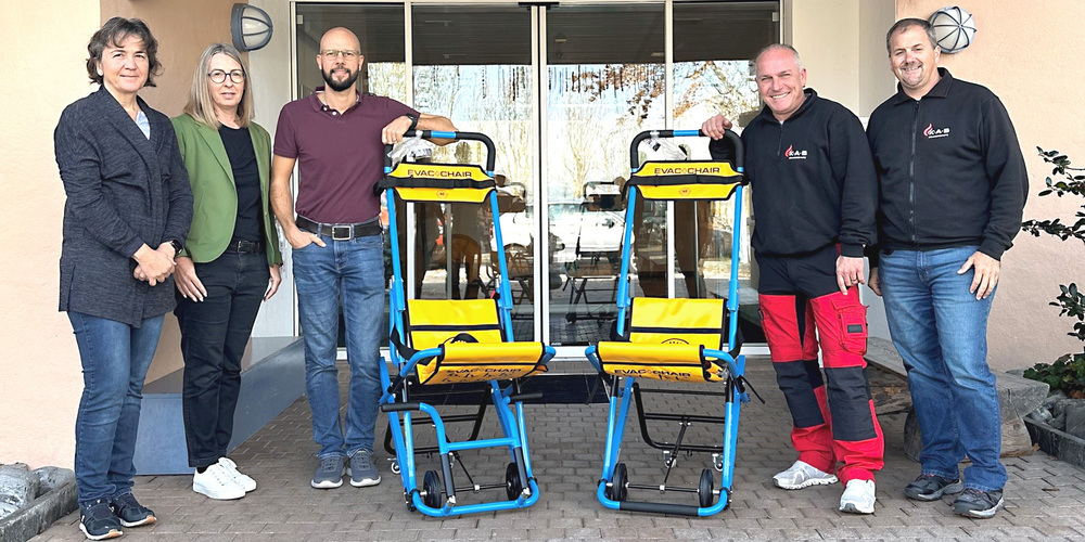 Die beiden neuen EVAC-Chairs wurden übergeben an Irène Inauen (Schulleitung HPS), Nicole Hanselmann (Betriebsleitung HPV), Yves Zogg (Sicherheitsbeauftragter HPS) von Patrick Koller (Agenturleiter) und Ivo Saxer (Mitarbeiter Agentur Koller) (v.l.n.r.) 