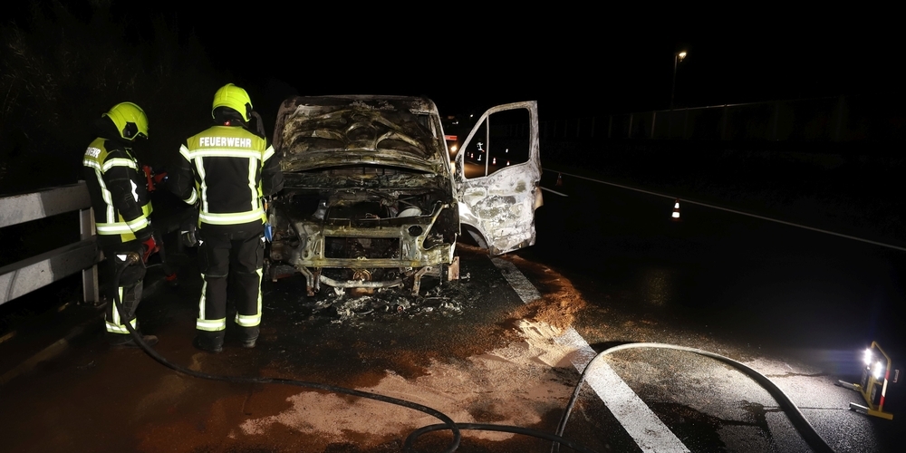 Weil ein Lenker hinter ihm die Lichthupe betätigte, stoppte der Lieferwagenfahrer auf dem Pannenstreifen und sah das Feuer am Fahrzeug.