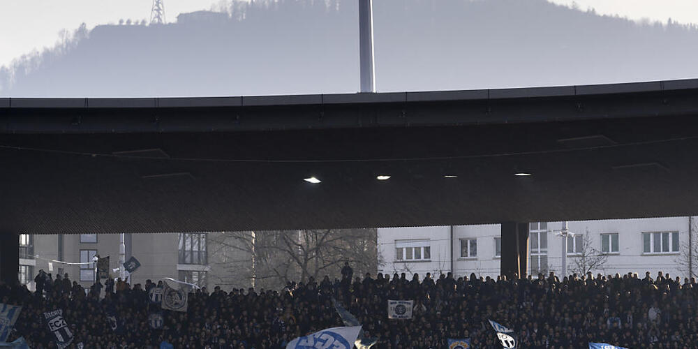 Im Zürcher Letzigrundstadion sollen rund 900 Sitzplätze entfernt werden, um mehr Stehplätze zu schaffen. (Archivbild)