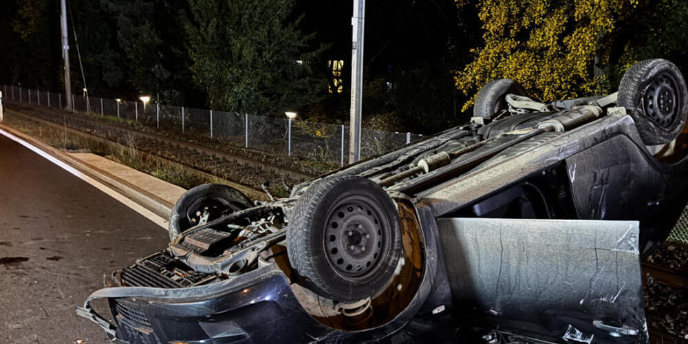 Nach der Frontalkollision landete das Auto am Dienstag in Hochdorf LU auf dem Bahngleis.