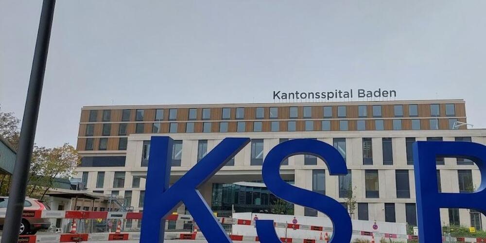 Das Kantonsspital Baden, dessen Neubau im Februar 2025 in Betrieb geht, sowie das Kantonsspital Aarau bezahlen im kommenden Jahr nicht mehr Lohn. (Archivbild)
