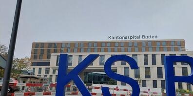 Das Kantonsspital Baden, dessen Neubau im Februar 2025 in Betrieb geht, sowie das Kantonsspital Aarau bezahlen im kommenden Jahr nicht mehr Lohn. (Archivbild)