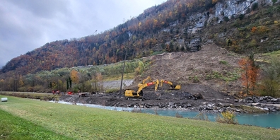 Die baulichen Massnahmen nach dem Erdrutsch bei der Ardega Deponie im Filzbacher Teil der Gemeinde Glarus Nord kommen gut voran. (Archivbild)