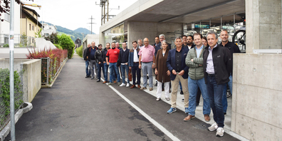 Alle Beteiligten bei der Einweihungsfeier des neuen «Bahnzugang Süd» in Lachen am Bahnhof. (Bild: Nina Gubler)
