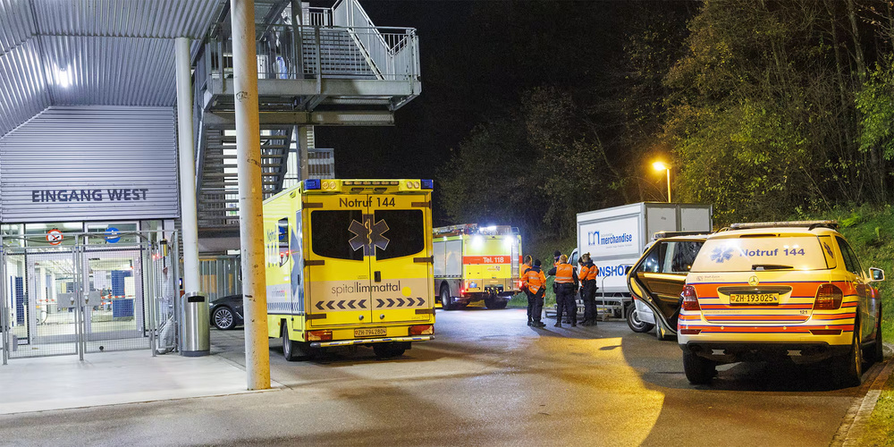 Während auf dem Eis Kloten gegen Davos 2:4 verliert, kommt es abseits im Stadion zu einem schweren Unfall.