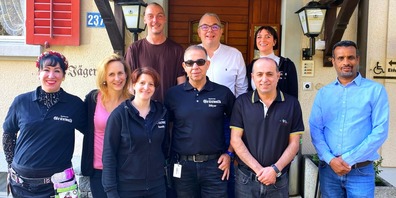 Sie bildeten beim Interview-Besuch einen Teil der 35‑köpfigen Crew (v. l.): Pamela Fuchs, Sonja Schaufelberger, Sandra Dünnenberger, Pascal Oetiker, Nicolas Blangey, Diliar Seyfeddin, Kamaran Qutabchi, Anja Plückhahn und Yohannes Abraham. 