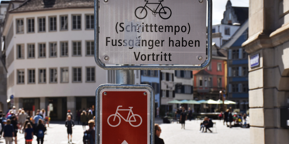 Auf dem Münsterhof gehört der Raum (fast) ausschliesslich den Fussgängern. 