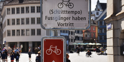 Auf dem Münsterhof gehört der Raum (fast) ausschliesslich den Fussgängern. 