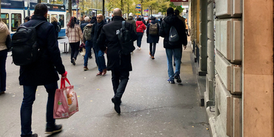 Auf der letzten Etappe zum Arbeitsplatz: die Bahnhofstrasse an einem Novembermorgen.