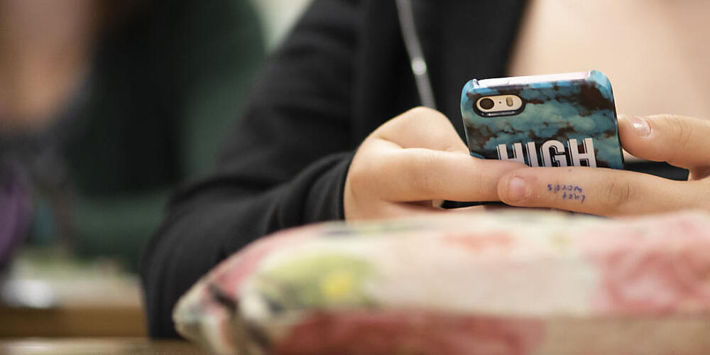 Den Zürcher Schulen ist es selbst überlassen, ob sie Handys auf dem Schulareal erlauben oder nicht. Der Regierungsrat findet ein Handyverbot, wie es etwa die Aargauer Gemeinde Würenlos kennt, generell aber nicht notwendig. (Archivbild)