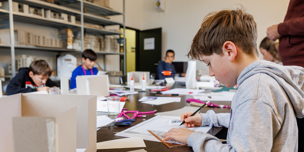 Kinder beim Zukunftstag an der OST in der Architekturwerkstatt