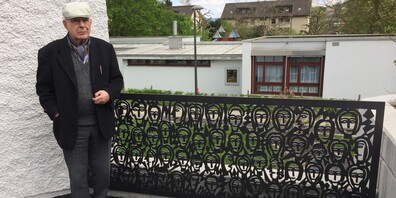 Adam Keel im April 2014 vor einem Papierschnitt von ihm, der aus einer Stahlplatte gefräst worden ist und im Pfarreiheim St.Peter und Paul in St.Gallen als Kunst am Bau realisiert worden ist.