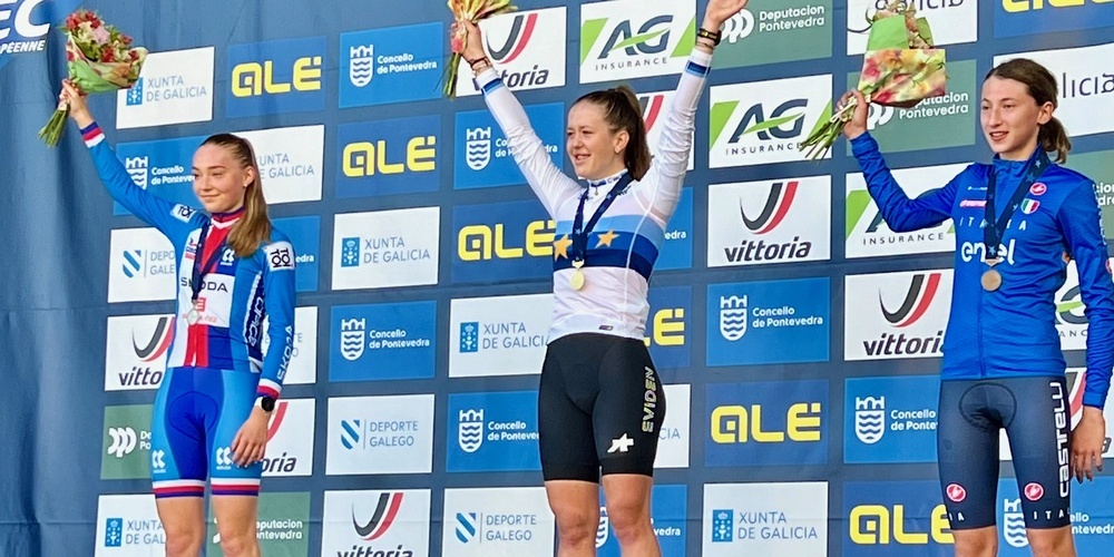 Anja Grossmann (Mitte) bei der Siegerehrung