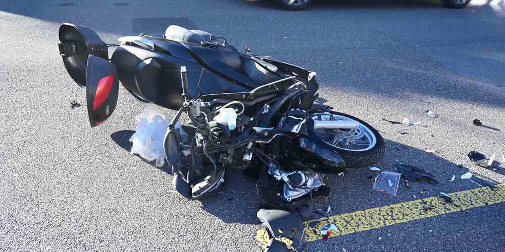Das Motorrad wurde schwer beschädigt, der Fahrer unbestimmen Grades verletzt