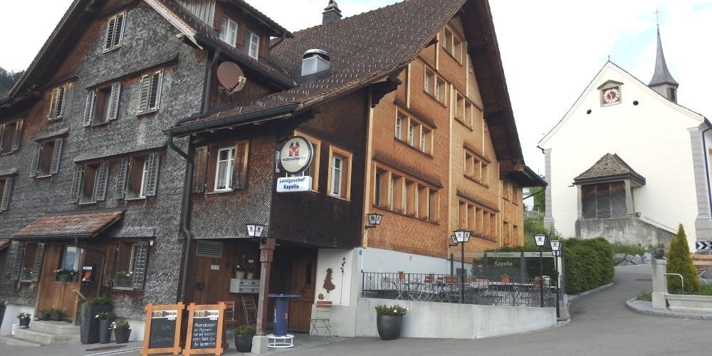 Das Gasthaus Kapelle befindet sich in diesem prächtigen Schindelhaus auf dem Rüeterswiler Dorfplatz.