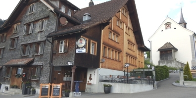 Das Gasthaus Kapelle befindet sich in diesem prächtigen Schindelhaus auf dem Rüeterswiler Dorfplatz.