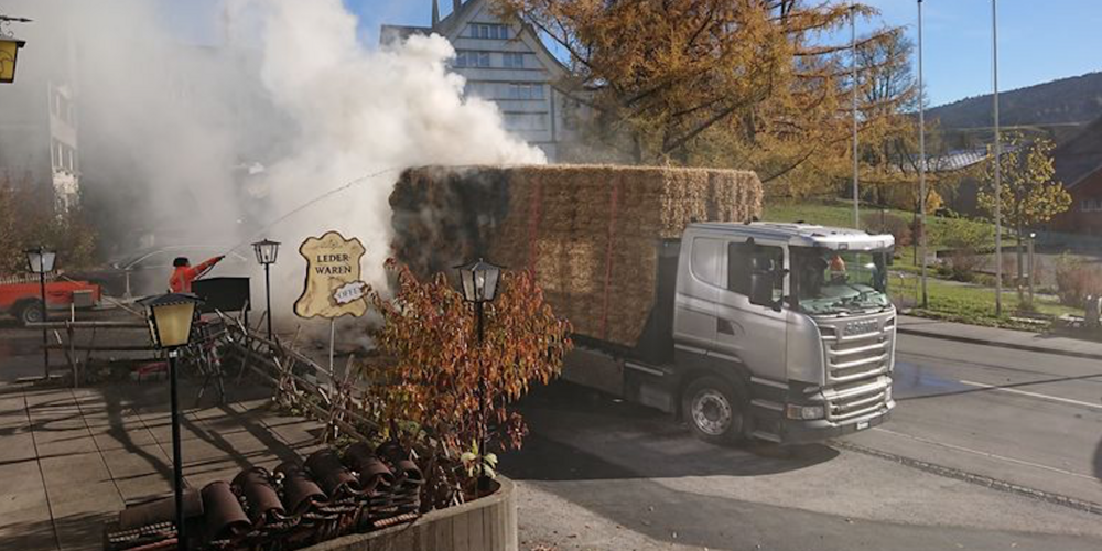 Strohballen gerieten auf der Ladefläche eines Lastwagens in Brand