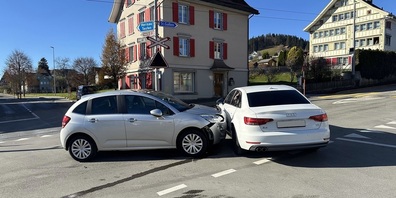 Eine 82-jährige und ein 30-jähriger Autofahrer prallten auf der Kreuzung ineinander.
