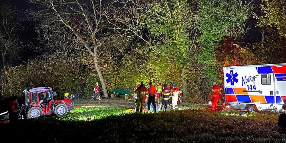 Nach einem Selbstunfall musste der 57-jährige Zweiradlenker von Spezialisten der Rettungstechnik geborgen werden.