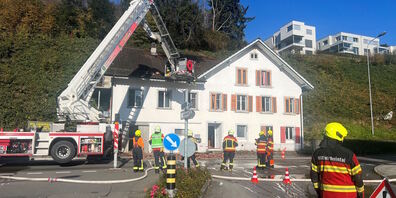 Das Dach musste teilweise abgedeckt werden, damit die Feuerwehr an den Brandherd kam.