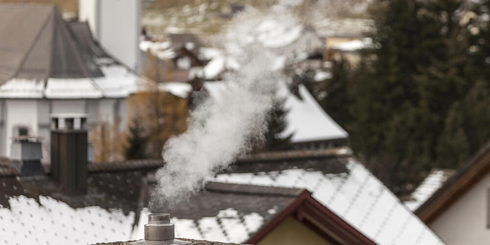 Rauch steigt aus einem Kamin. (Symbolbild)