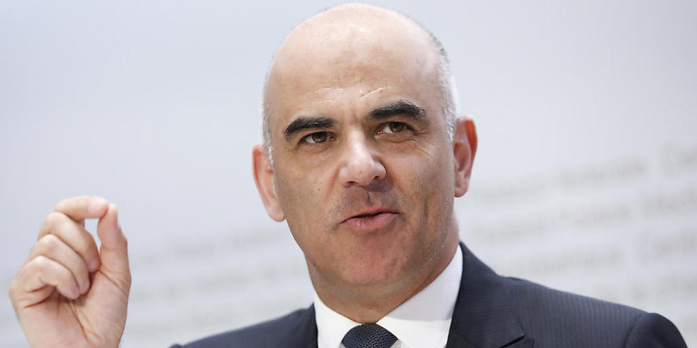 Die Strategie des Bundesrates, mit gezielten Massnahmen zur Stützung der Wirtschaft in der Coronakrise eine Konkurswelle zu verhindern, ist vorerst aufgegangen. Bundesrat Alain Berset wird es freuen.