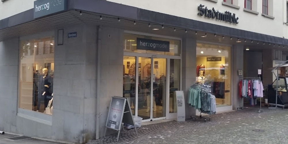 Ist bald nur noch sentimentale Geschichte: «Mode Herzog» an der Rathausstrasse in Rapperswil-Jona.