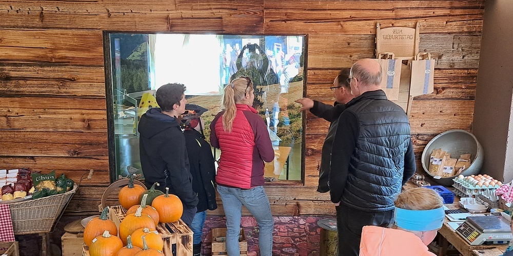 Gäste der Linth-Tour bestaunen den brandneuen Hofladen mit eigener Käserei.