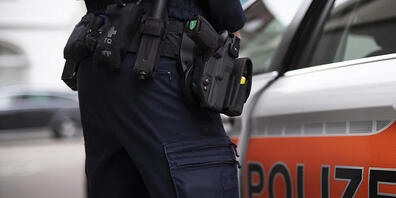 Die St. Galler Kantonspolizei hat am Montagabend zwei Männer nach einem Raubüberfall auf eine Post festgenommen. (Symbolbild)