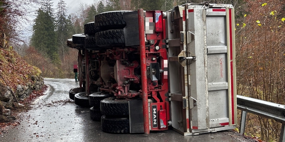 Beim Verkehrsunfall im Klöntal kippte der Lastwagen seitwärts und kam in seitlicher Lage auf der Fahrbahn zum Stehen. Der Fahrer blieb unverletzt.