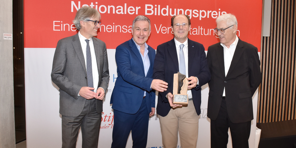 Franco Gervasoni (1.v.l.) und Stefan Schulthess (2.v.l.) von der Stiftung FH Schweiz und Christian Fiechter (2.v.r.) von der Hans Huber Stiftung gratulieren Spital-Generaldirektor Glauco Martinetti (1.v.r.) zum Nationalen Bildungspreis.