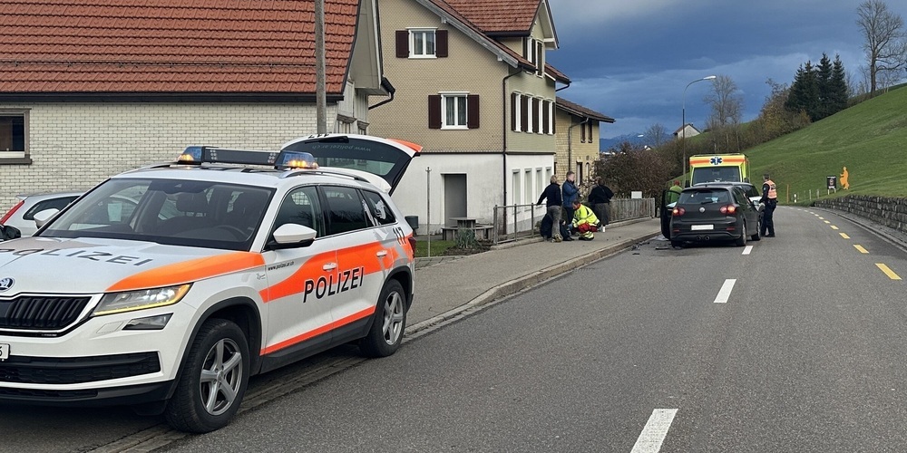 Eine Autofahrerin geriet auf die Gegenfahrbahn und prallte frontal in ein entgegenkommendes Auto.