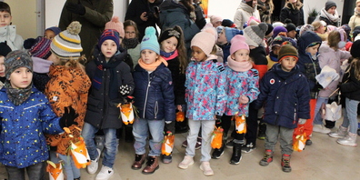 Die Bazenheider Kindergärtler legten auf ihrer Räbeliechtli-Umzugsroute durchs Quartier auch in der Tertianum Rosenau einen Halt ein und sangen ein paar Lieder.  