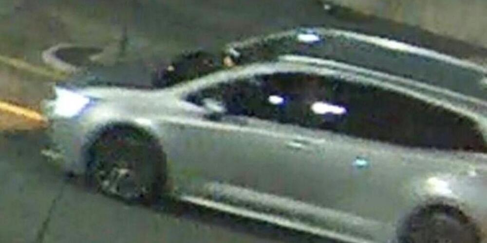 Dieses silbergraue Auto fuhr am Tatort in Baden AG vorbei und wird von der Oberstaatsanwaltschaft Aargau gesucht. Ein 33-jähriger Mann war in der Septembernacht angeschossen worden. (Archivbild)