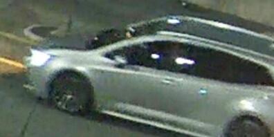 Dieses silbergraue Auto fuhr am Tatort in Baden AG vorbei und wird von der Oberstaatsanwaltschaft Aargau gesucht. Ein 33-jähriger Mann war in der Septembernacht angeschossen worden. (Archivbild)
