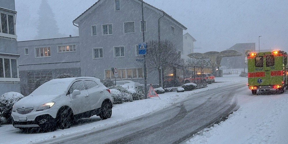 Der Junge rannte unverhofft auf die Strasse und überraschte die Autofahrerin.