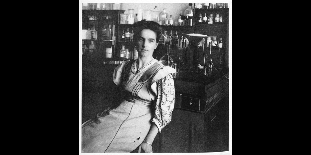 Die Stadtzürcher Apothekerin Hedwig Delpy (1881–1967): Vor 115 Jahren wurde sie als erste Frau an der ETH Zürich zur Promotion in Pharmazie zugelassen. Nach Abschluss ihres Studiums führte sie zusammen mit ihrem Mann während 50 Jahren in Zürich-Oberstrass die Winkelried Apotheke.