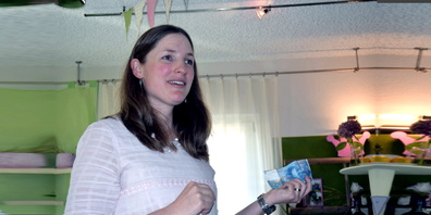  Fraue Morge Benken mit der blinden Referentin Gabi Rechsteiner. Die Psychologin zeigte mit der Hunderternote, dass jeder Mensch - in welcher Situation auch immer - wertvoll ist.