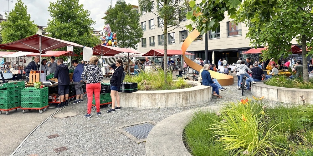 Geselliges Beisammensein: Jung und Alt trifft sich am Monatsmarkt Kempten.