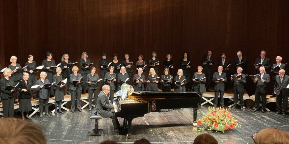 Einstudiert und dirigiert wird das Konzert von Reto E. Fritz.