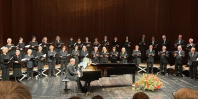 Einstudiert und dirigiert wird das Konzert von Reto E. Fritz.