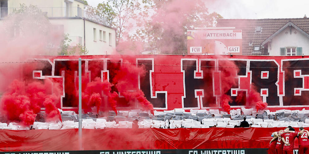 DIe Stehrampen des Stadions Schützenwiese in Winterthur sollen modernisiert werden. Im Bild die "Heimat" der Heimfans, der sogenannten Bierkurve. (Archivbild)