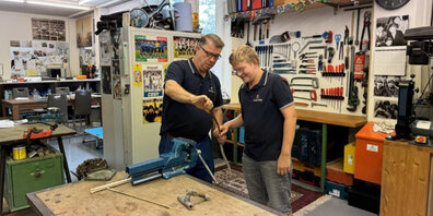 Giulio Colapelle mit seinem Sohn Romeo in der Werkstatt in Ebmatingen.