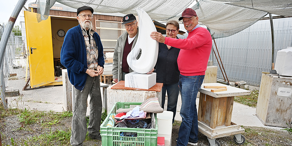 Urs M. Traber (l.) gibt den Hobby-Steinhauern Tipps.