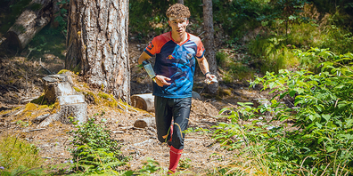 Zettel in der Hand, volle Konzentration: Lavio Müller im Flimserwald.