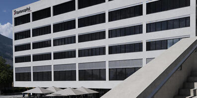 Blick auf den Neubau des Kantonsspitals Graubünden. Die Bündner Krankenkassenprämien steigen 2025 etwas stärker, als im Schweizer Durchschnitt.