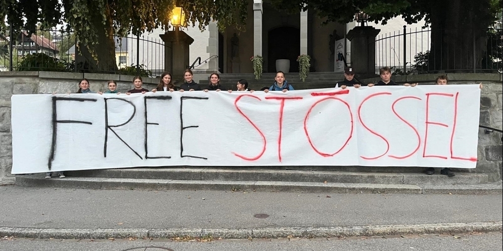 «Free Stössel»: Die Schülerinnen und Schüler wollen den beliebten Schulleiter zurück.