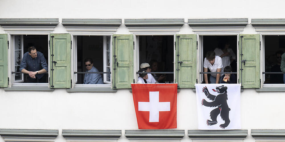 Die Bewohner des Kantons Appenzell Innerrhoden bezahlen im Schnitt die tiefsten Krankenkassenprämien. Im Bild Zuschauer an der Landsgemeinde in Appenzell. (Archivbild)
