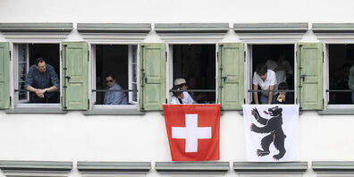 Die Bewohner des Kantons Appenzell Innerrhoden bezahlen im Schnitt die tiefsten Krankenkassenprämien. Im Bild Zuschauer an der Landsgemeinde in Appenzell. (Archivbild)