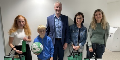 Vier Gewinner holten sich ihre Preise selbst ab (von links): Jara Eigenmann, Raffael Baumann mit Tobias Lenherr (Berater Gewerbekunden SGKB), Renate Nicol Eisenegger und Christine Mathis.